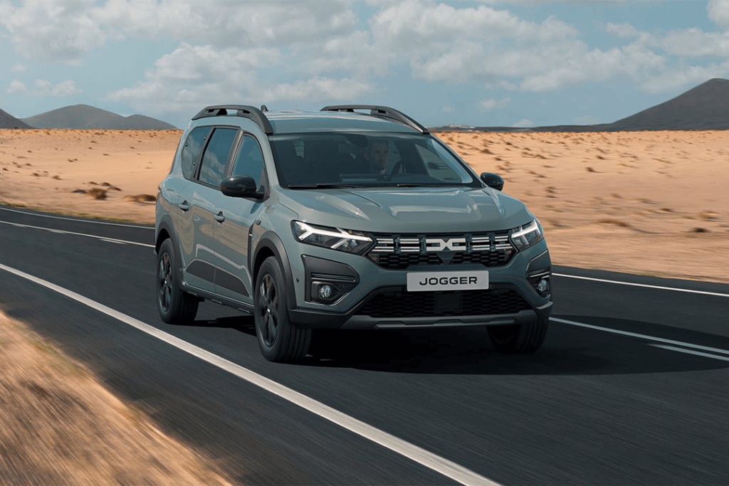 dacia-jogger-kör-i-öken