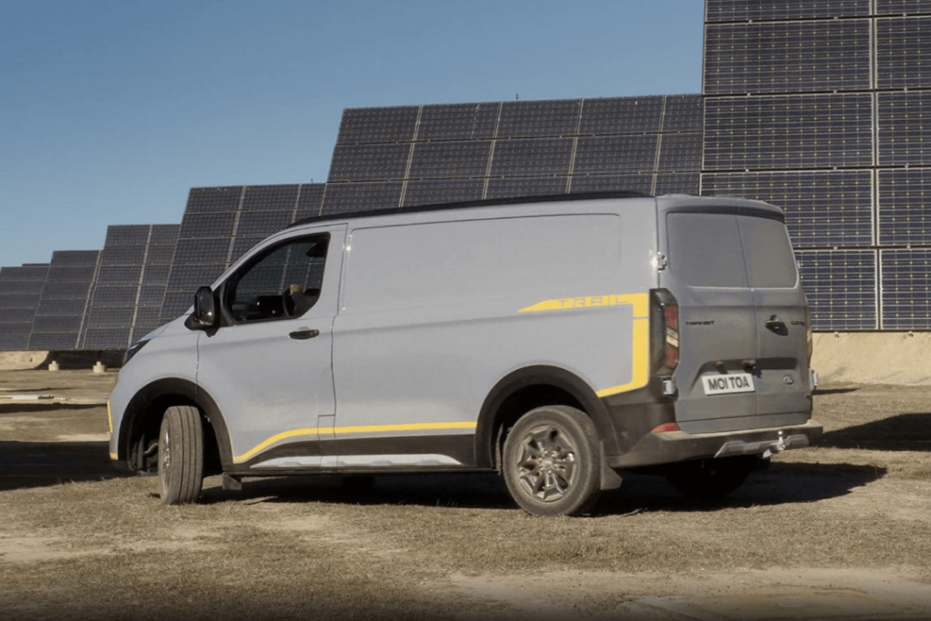 Ford-E-Transit-Custom-framför-solceller