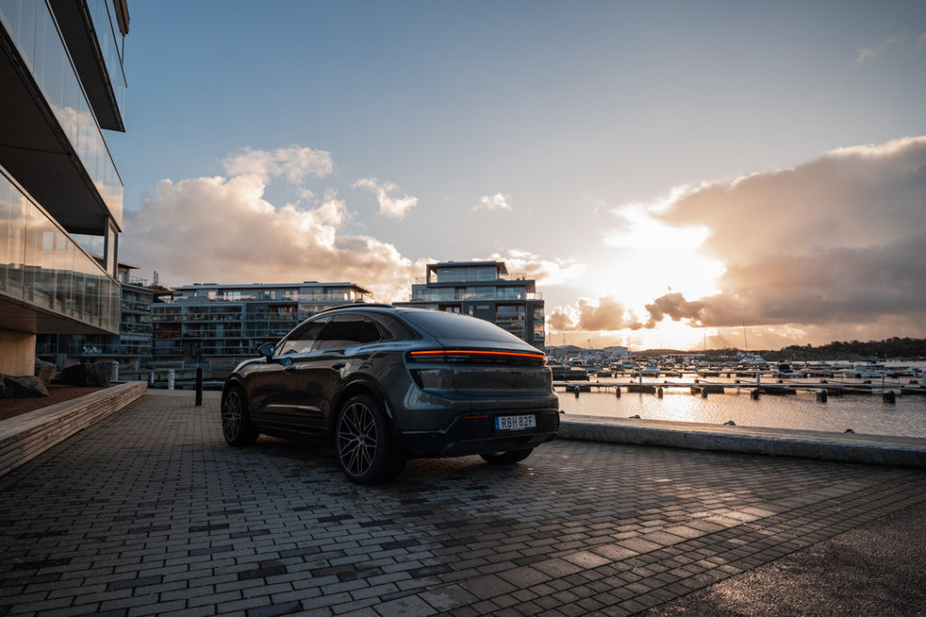 Porsche-Macan-Electric-Bak-Sida